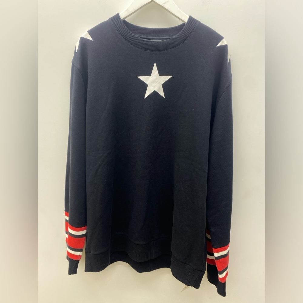 Givenchy Star Crewneck. Almost new. Size Medium.